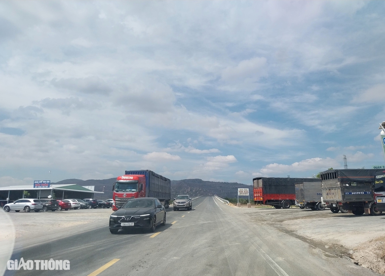 Cưỡng chế tháo dỡ 6 công trình đấu nối trái phép đường dẫn cao tốc- Ảnh 1. Cưỡng chế tháo dỡ 6 công trình đấu nối trái phép đường dẫn cao tốc- Ảnh 1.