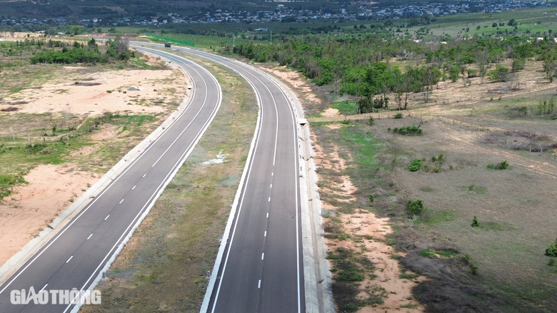 Đường ven biển Phan Thiết - K&ecirc; G&agrave; vướng mỏ ti tan, chậm tiến độ- Ảnh 2.
