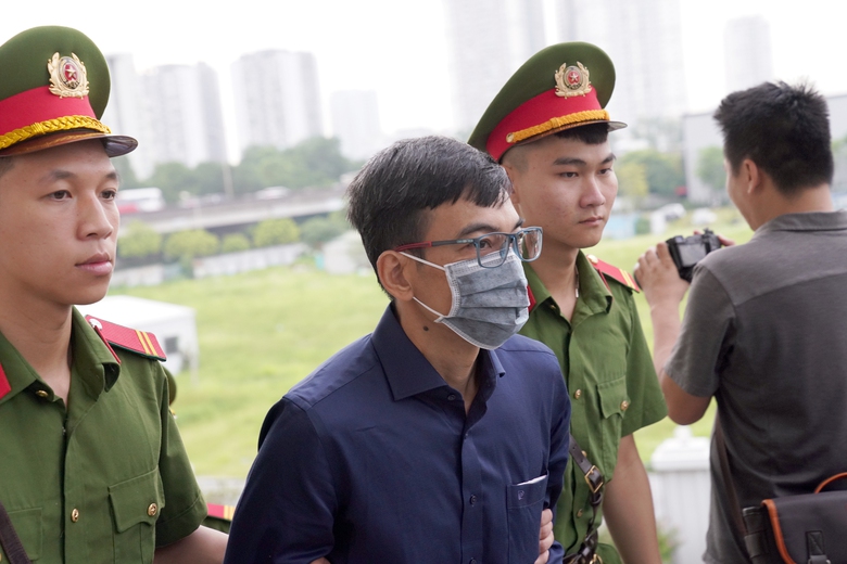 Cựu l&atilde;nh đạo Chứng kho&aacute;n HOSE: "T&ocirc;i bị con virus lừa đảo chui qua c&aacute;c cửa"- Ảnh 1.