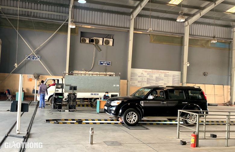 B&aacute;nh xe dự ph&ograve;ng bị nứt vỡ, &ocirc; t&ocirc; c&oacute; được đăng kiểm?- Ảnh 1.