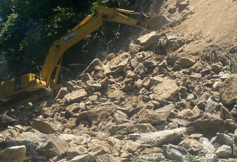 L&agrave;o Cai: Sạt lở, tắc đường l&ecirc;n Sa Pa- Ảnh 1.