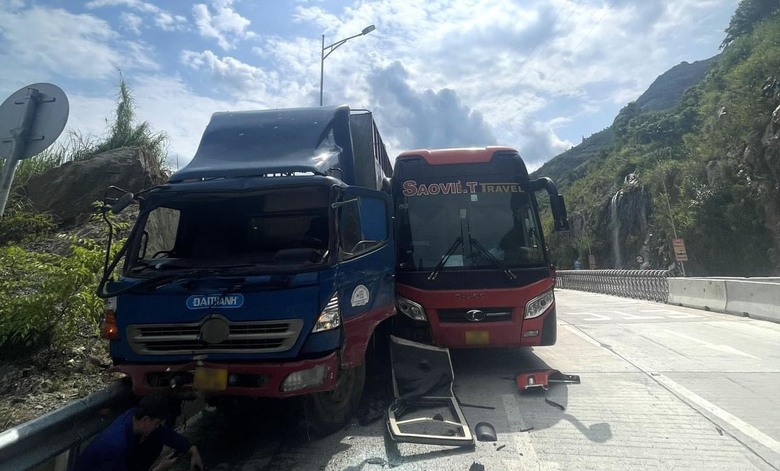 Xe tải mất phanh va v&agrave;o barie của trạm thu ph&iacute;, đ&acirc;m hư hỏng 2 phương tiện- Ảnh 1.