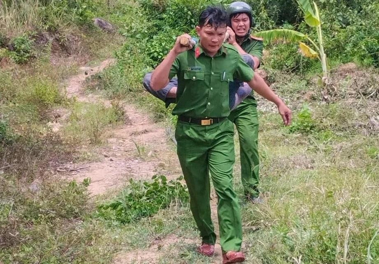 Bộ trưởng Bộ Công an khen công an xã băng rừng cứu người dân bị ong đốt nguy kịch- Ảnh 1.