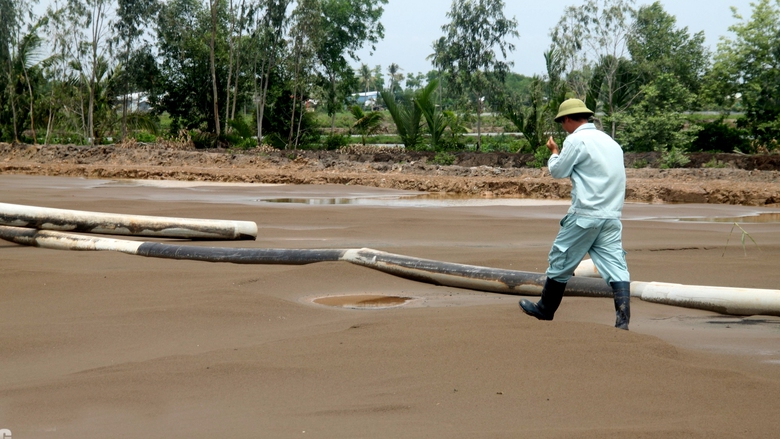 Gi&aacute;m s&aacute;t nghi&ecirc;m ngặt chất lượng c&aacute;t biển l&agrave;m cao tốc- Ảnh 1.