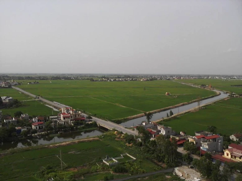 Loạt c&aacute;n bộ x&atilde; ở Nam Định bị khởi tố v&igrave; sai phạm đất đai- Ảnh 1.