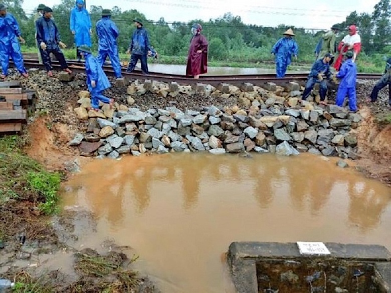 Hơn 100 điểm xung yếu, nguy cơ sạt lở mùa mưa bão trên tuyến đường sắt Bắc - Nam- Ảnh 1. Hơn 100 điểm xung yếu, nguy cơ sạt lở mùa mưa bão trên tuyến đường sắt Bắc - Nam- Ảnh 1.