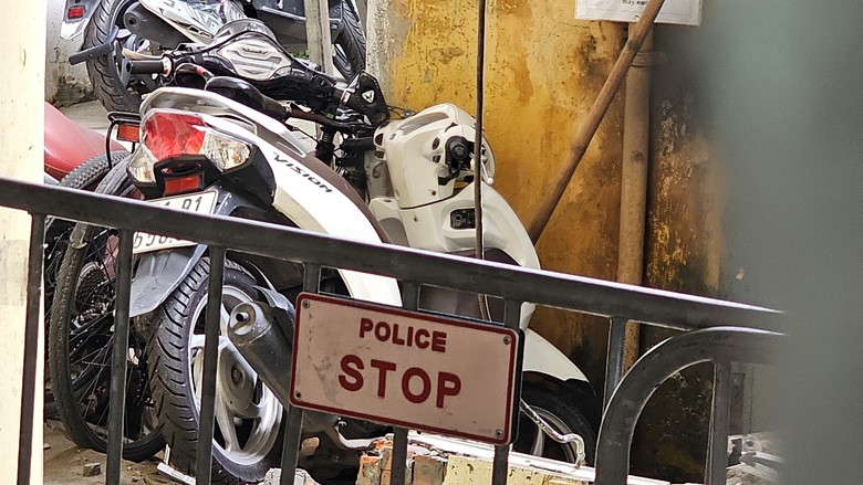 Bất an cuộc sống b&ecirc;n "hố tử thần" s&acirc;u hoắm giữa khu d&acirc;n cư ở H&agrave; Nội- Ảnh 4.