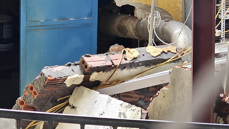 Bất an cuộc sống b&ecirc;n "hố tử thần" s&acirc;u hoắm giữa khu d&acirc;n cư ở H&agrave; Nội- Ảnh 7.