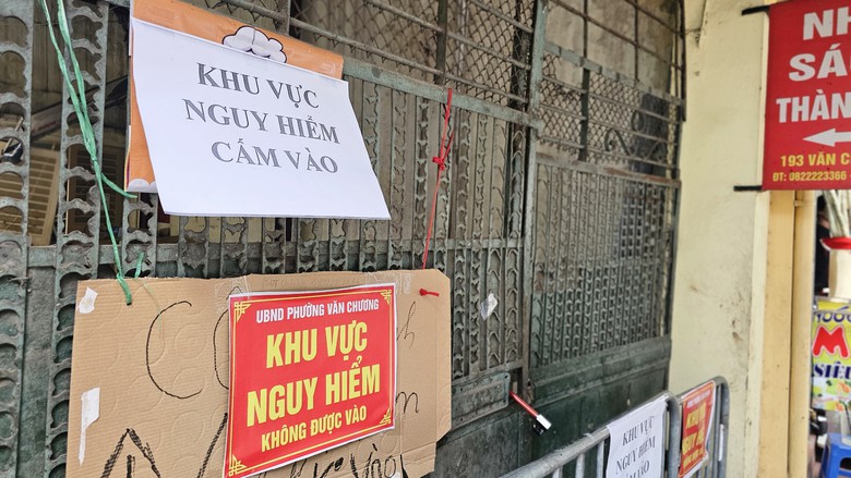 Bất an cuộc sống b&ecirc;n "hố tử thần" s&acirc;u hoắm giữa khu d&acirc;n cư ở H&agrave; Nội- Ảnh 9.