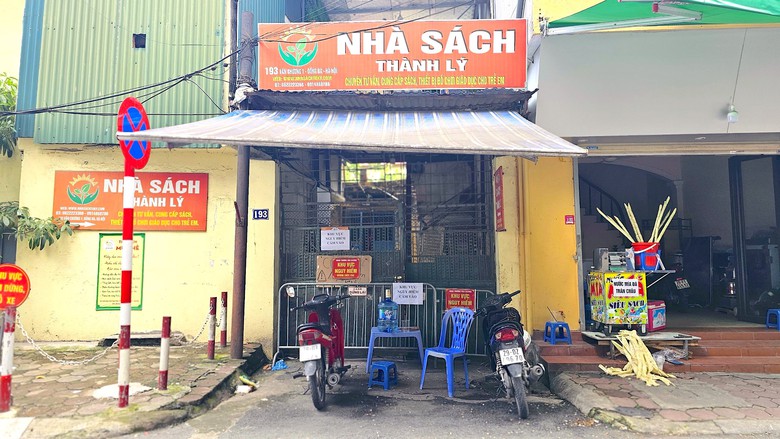 Bất an cuộc sống b&ecirc;n "hố tử thần" s&acirc;u hoắm giữa khu d&acirc;n cư ở H&agrave; Nội- Ảnh 2.