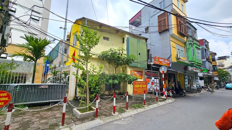 Bất an cuộc sống b&ecirc;n "hố tử thần" s&acirc;u hoắm giữa khu d&acirc;n cư ở H&agrave; Nội- Ảnh 1.