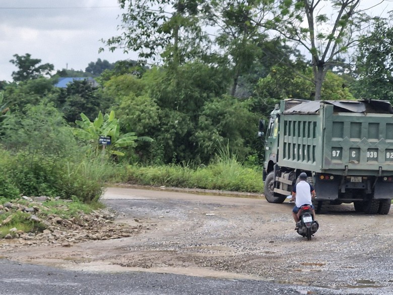 Xe qu&aacute; tải phục vụ nạo v&eacute;t l&ograve;ng hồ N&uacute;i Cốc, Th&aacute;i Nguy&ecirc;n- Ảnh 1.