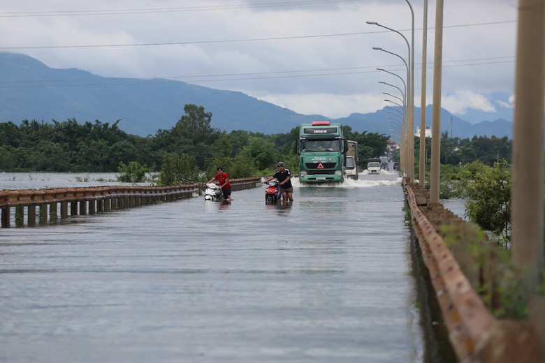 H&agrave; Nội: Tỉnh lộ 421 ngập s&acirc;u do mưa sau b&atilde;o, xe chết m&aacute;y la liệt- Ảnh 1.