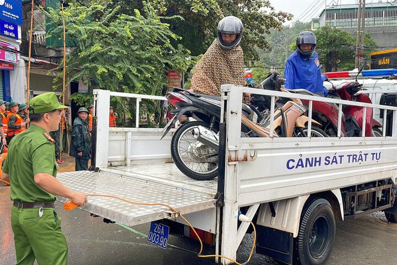 CSGT Sơn La đu d&acirc;y, dầm m&igrave;nh dưới mưa ph&acirc;n luồng đảm bảo ATGT- Ảnh 2.