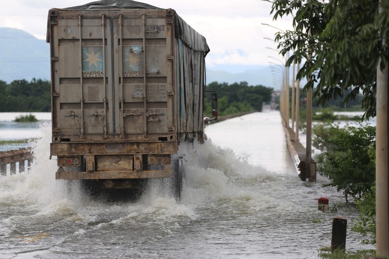 H&agrave; Nội: Tỉnh lộ 421 ngập s&acirc;u do mưa sau b&atilde;o, xe chết m&aacute;y la liệt- Ảnh 9.