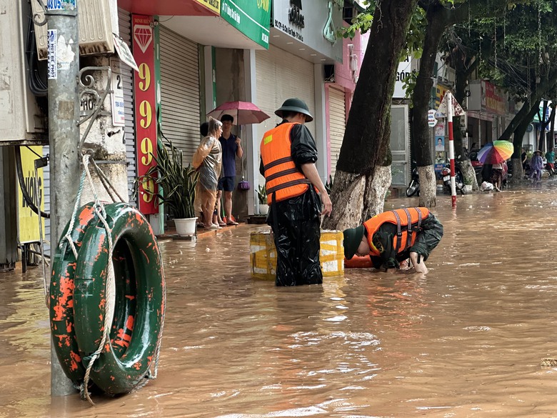 CSGT Sơn La đu d&acirc;y, dầm m&igrave;nh dưới mưa ph&acirc;n luồng đảm bảo ATGT- Ảnh 7.