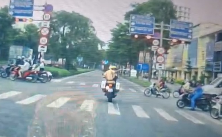 Sợ sản phụ sinh trên xe, tài xế nhờ CSGT hỗ trợ mở đường tới bệnh viện- Ảnh 1. Sợ sản phụ sinh trên xe, tài xế nhờ CSGT hỗ trợ mở đường tới bệnh viện- Ảnh 1.