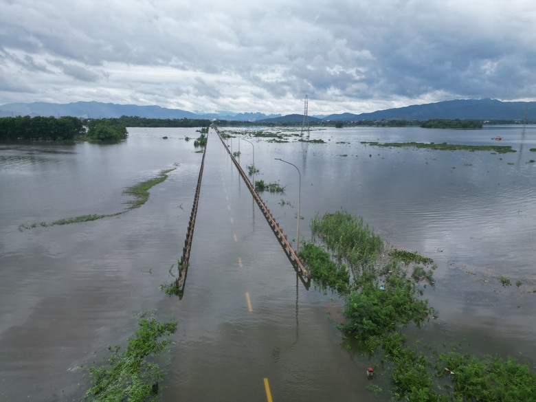 H&agrave; Nội: Tỉnh lộ 421 ngập s&acirc;u do mưa sau b&atilde;o, xe chết m&aacute;y la liệt- Ảnh 2.