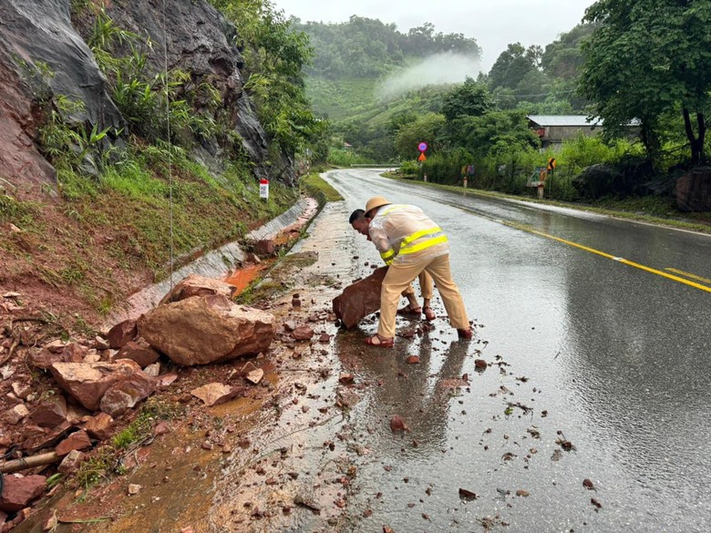 CSGT Sơn La đu d&acirc;y, dầm m&igrave;nh dưới mưa ph&acirc;n luồng đảm bảo ATGT- Ảnh 8.