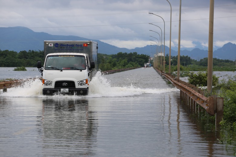 H&agrave; Nội: Tỉnh lộ 421 ngập s&acirc;u do mưa sau b&atilde;o, xe chết m&aacute;y la liệt- Ảnh 3.