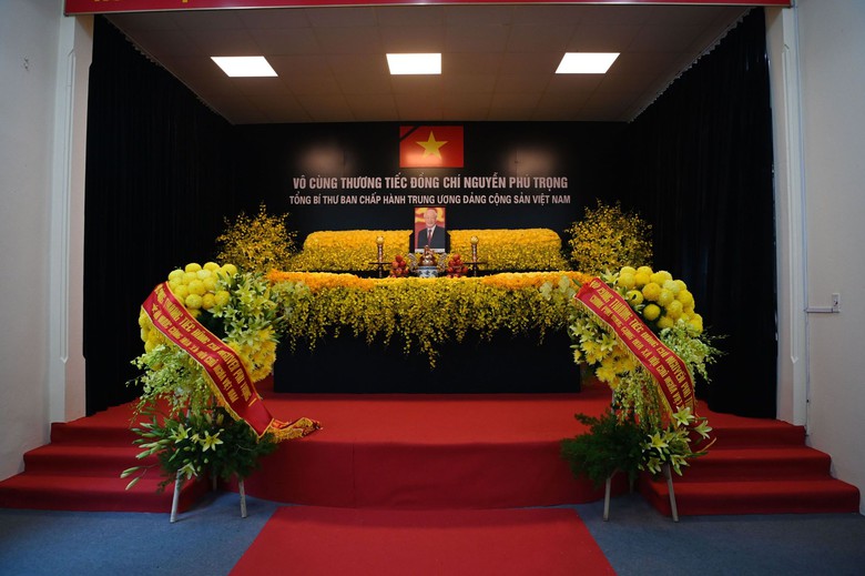 Người d&acirc;n v&agrave;o viếng Tổng B&iacute; thư Nguyễn Ph&uacute; Trọng cần mang theo thẻ căn cước gắn chip 
- Ảnh 1.