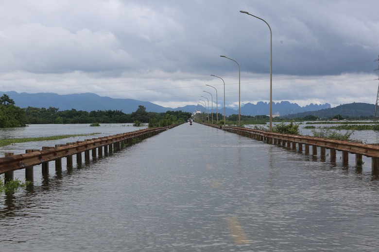 H&agrave; Nội: Tỉnh lộ 421 ngập s&acirc;u do mưa sau b&atilde;o, xe chết m&aacute;y la liệt- Ảnh 5.