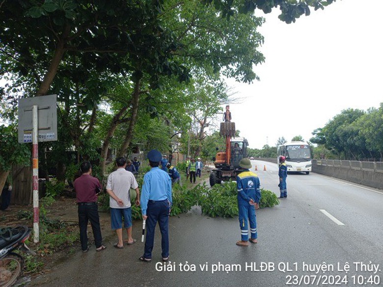 Quảng B&igrave;nh: Th&aacute;o dỡ h&agrave;ng qu&aacute;n lấn chiếm, quốc lộ 1A th&ocirc;ng tho&aacute;ng- Ảnh 2.