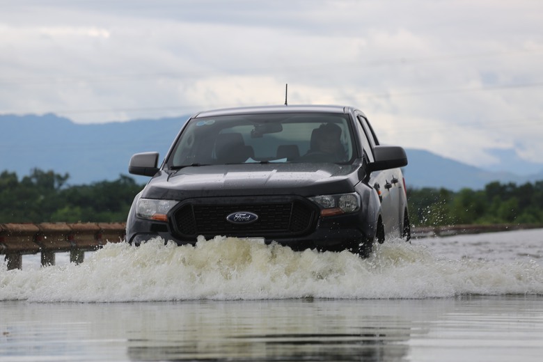 H&agrave; Nội: Tỉnh lộ 421 ngập s&acirc;u do mưa sau b&atilde;o, xe chết m&aacute;y la liệt- Ảnh 6.