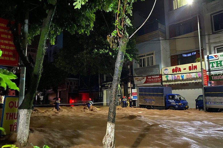 CSGT Sơn La đu d&acirc;y, dầm m&igrave;nh dưới mưa ph&acirc;n luồng đảm bảo ATGT- Ảnh 3.