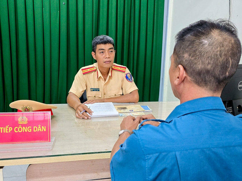 Lập bi&ecirc;n bản, tạm giữ xe bu&yacute;t tạt đầu khiến 2 người tr&ecirc;n xe m&aacute;y ng&atilde; văng ra đường- Ảnh 1.