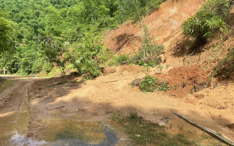 Mưa lũ g&acirc;y sạt lở, hư hỏng nhiều tuyến đường ở miền n&uacute;i Thanh H&oacute;a- Ảnh 1.