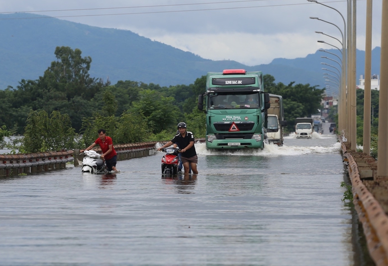 H&agrave; Nội: Tỉnh lộ 421 ngập s&acirc;u do mưa sau b&atilde;o, xe chết m&aacute;y la liệt- Ảnh 4.