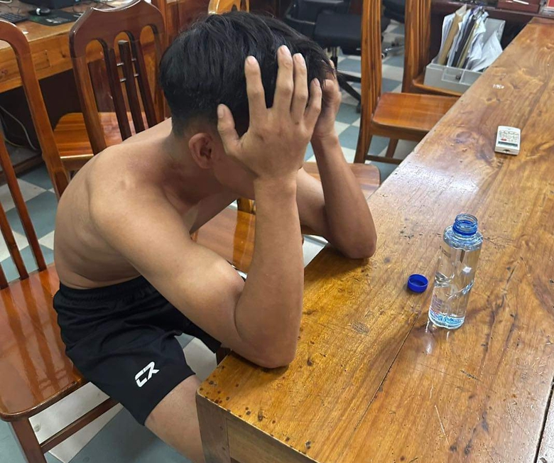 Giải cứu người đ&agrave;n &ocirc;ng &ocirc;m con g&aacute;i định nhảy cầu tự tử- Ảnh 2.