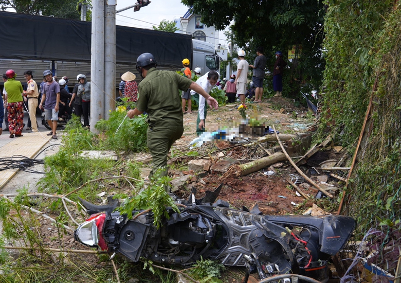 Va chạm với xe tải, người phụ nữ 52 tuổi tử vong tại chỗ- Ảnh 1. Va chạm với xe tải, người phụ nữ 52 tuổi tử vong tại chỗ- Ảnh 1.