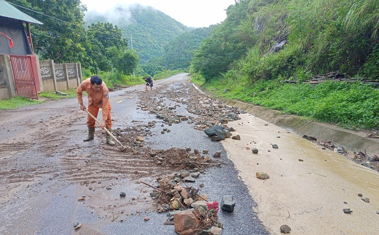 Mưa lũ g&acirc;y sạt lở, hư hỏng nhiều tuyến đường ở miền n&uacute;i Thanh H&oacute;a- Ảnh 3.