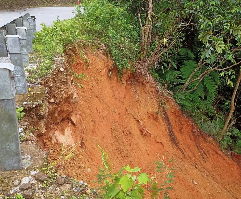 Mưa lũ g&acirc;y sạt lở, hư hỏng nhiều tuyến đường ở miền n&uacute;i Thanh H&oacute;a- Ảnh 2.