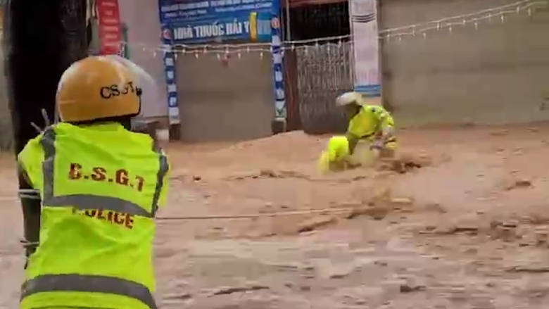 CSGT Sơn La đu d&acirc;y, dầm m&igrave;nh dưới mưa ph&acirc;n luồng đảm bảo ATGT- Ảnh 1.