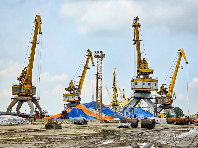 Di dời hơn 5.000m3 h&agrave;ng h&oacute;a tồn đọng ở cảng Ho&agrave;ng Diệu để x&acirc;y cầu Nguyễn Tr&atilde;i- Ảnh 1.