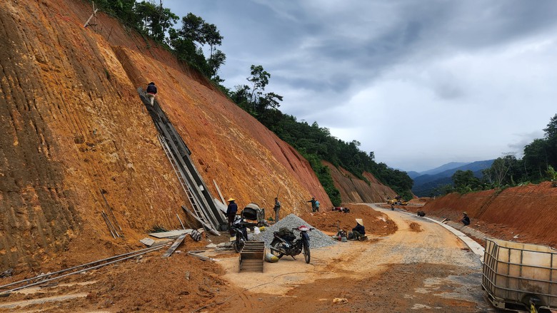 79 ngày đêm vượt khó đưa dự án quốc lộ 8A về đích- Ảnh 7. 79 ngày đêm vượt khó đưa dự án quốc lộ 8A về đích- Ảnh 7.