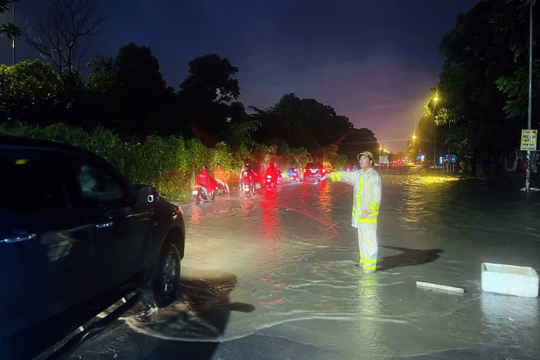 CSGT khuyến c&aacute;o c&aacute;ch lưu th&ocirc;ng an to&agrave;n khi gặp mưa lớn, nước ngập- Ảnh 2.