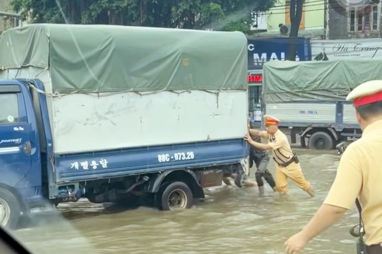 CSGT khuyến c&aacute;o c&aacute;ch lưu th&ocirc;ng an to&agrave;n khi gặp mưa lớn, nước ngập- Ảnh 1.