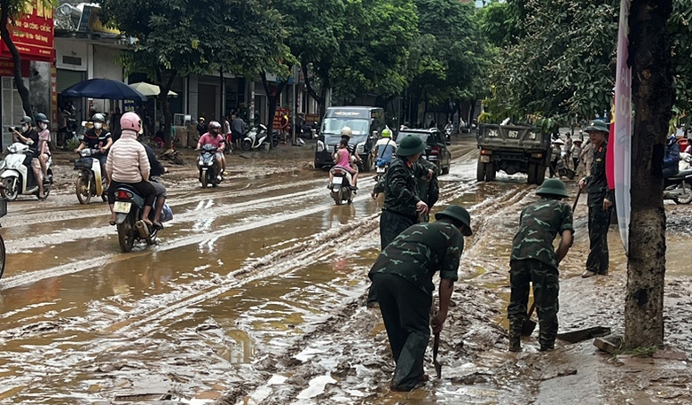 Những h&igrave;nh ảnh ấm t&igrave;nh người trong mưa lũ ở Sơn La- Ảnh 5.