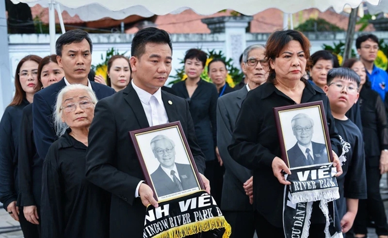 Từ s&aacute;ng đến đ&ecirc;m, vạn người d&acirc;n xếp h&agrave;ng tiễn biệt- Ảnh 1.