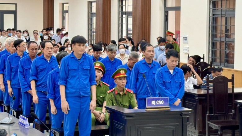 An Giang: R&uacute;t ruột ng&acirc;n s&aacute;ch đi ch&uacute;c Tết, cựu l&atilde;nh đạo huyện Chợ Mới lĩnh &aacute;n t&ugrave;- Ảnh 1.