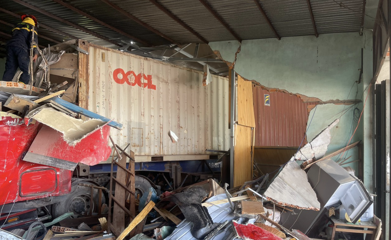 Xe đầu kéo lao vào nhà dân khiến 3 người chết, có còn hạn đăng kiểm?- Ảnh 1. Xe đầu kéo lao vào nhà dân khiến 3 người chết, có còn hạn đăng kiểm?- Ảnh 1.