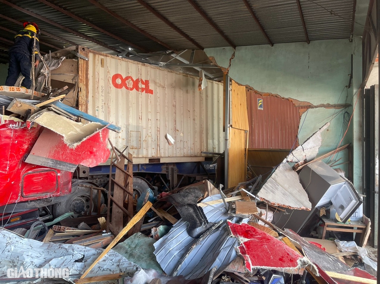 Đắk N&ocirc;ng: Xe container lao v&agrave;o 5 nh&agrave; d&acirc;n khiến 2 người tử vong- Ảnh 2.