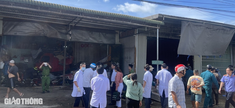 Đắk N&ocirc;ng: Xe container lao v&agrave;o 5 nh&agrave; d&acirc;n khiến 2 người tử vong- Ảnh 3.