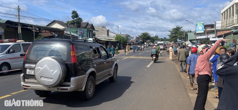 Đắk N&ocirc;ng: Xe container lao v&agrave;o 5 nh&agrave; d&acirc;n khiến 2 người tử vong- Ảnh 5.