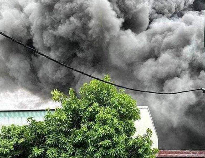 Ch&aacute;y kho xưởng sản xuất ở Th&aacute;i B&igrave;nh, h&agrave;ng chục c&ocirc;ng nh&acirc;n bị bỏng phải nhập viện- Ảnh 2.