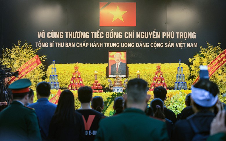 Nghẹn ng&agrave;o lễ viếng Tổng B&iacute; thư Nguyễn Ph&uacute; Trọng tại qu&ecirc; nh&agrave;- Ảnh 1.